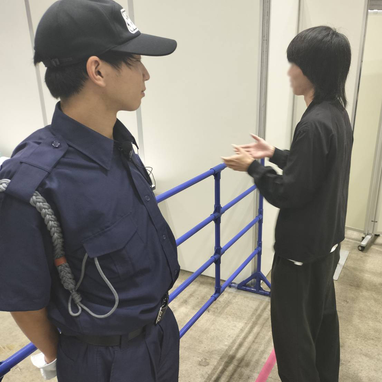 握手レーン警備